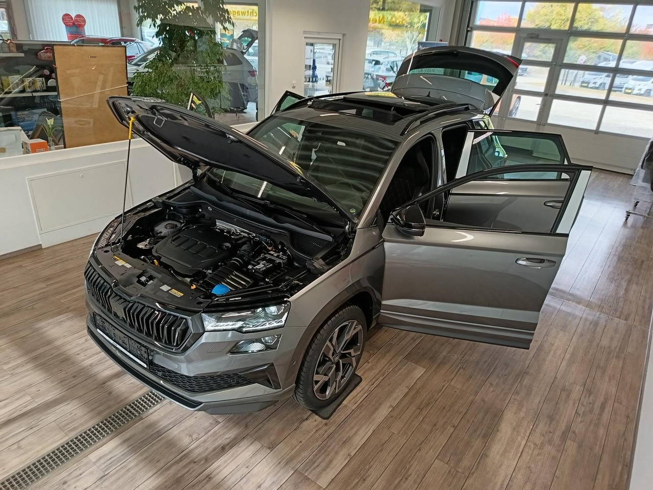 Skoda Karoq Sportline 2,0 TDI 4x4*AHK*PSD*STD.HZG*DCC* - Mobil SUV: gambar 2 Skoda Karoq Sportline 2,0 TDI 4x4*AHK*PSD*STD.HZG*DCC* - Mobil SUV: gambar 2