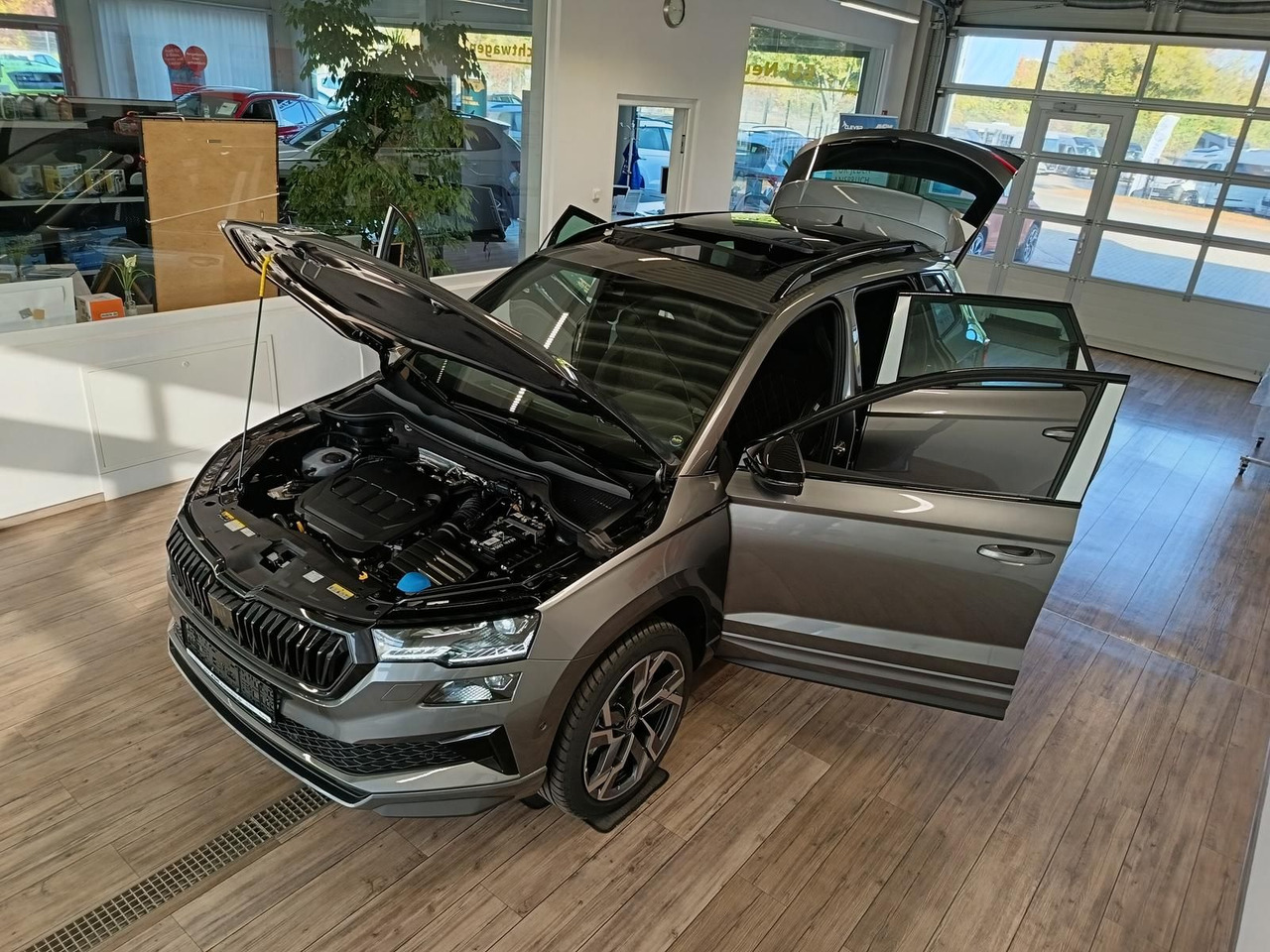 Skoda Karoq Sportline 2,0 TDI DSG 4x4*AHK*PSD*STD.HZG* - Mobil SUV: gambar 2 Skoda Karoq Sportline 2,0 TDI DSG 4x4*AHK*PSD*STD.HZG* - Mobil SUV: gambar 2
