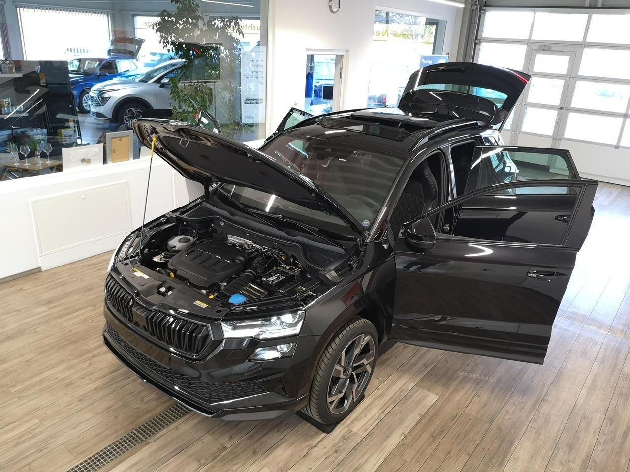 Skoda Karoq Sportline 2,0TDI DSG 4x4*PSD*AHK*360°*NAVI - Mobil SUV: gambar 2 Skoda Karoq Sportline 2,0TDI DSG 4x4*PSD*AHK*360°*NAVI - Mobil SUV: gambar 2