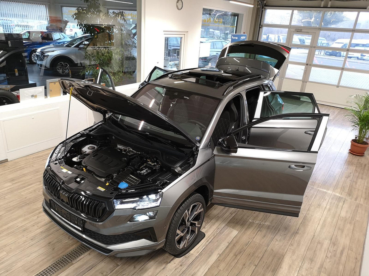 Skoda Karoq Sportline 2,0TDI DSG 4x4*PSD*AHK*360°*NAVI - Mobil SUV: gambar 2 Skoda Karoq Sportline 2,0TDI DSG 4x4*PSD*AHK*360°*NAVI - Mobil SUV: gambar 2