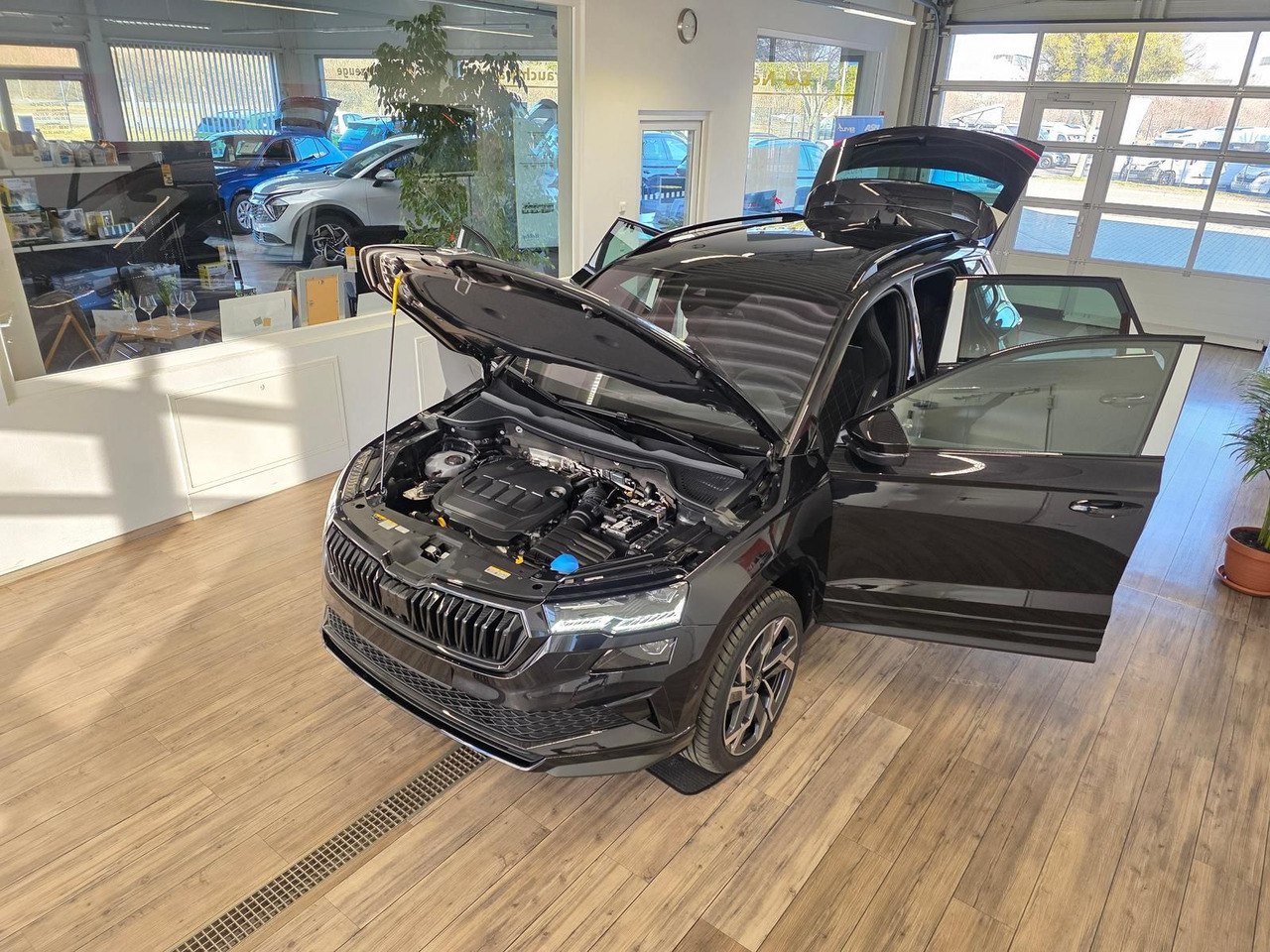 Skoda Karoq Sportline 2,0TDI DSG 4x4*PSD*AHK*360°*NAVI - Mobil SUV: gambar 2 Skoda Karoq Sportline 2,0TDI DSG 4x4*PSD*AHK*360°*NAVI - Mobil SUV: gambar 2