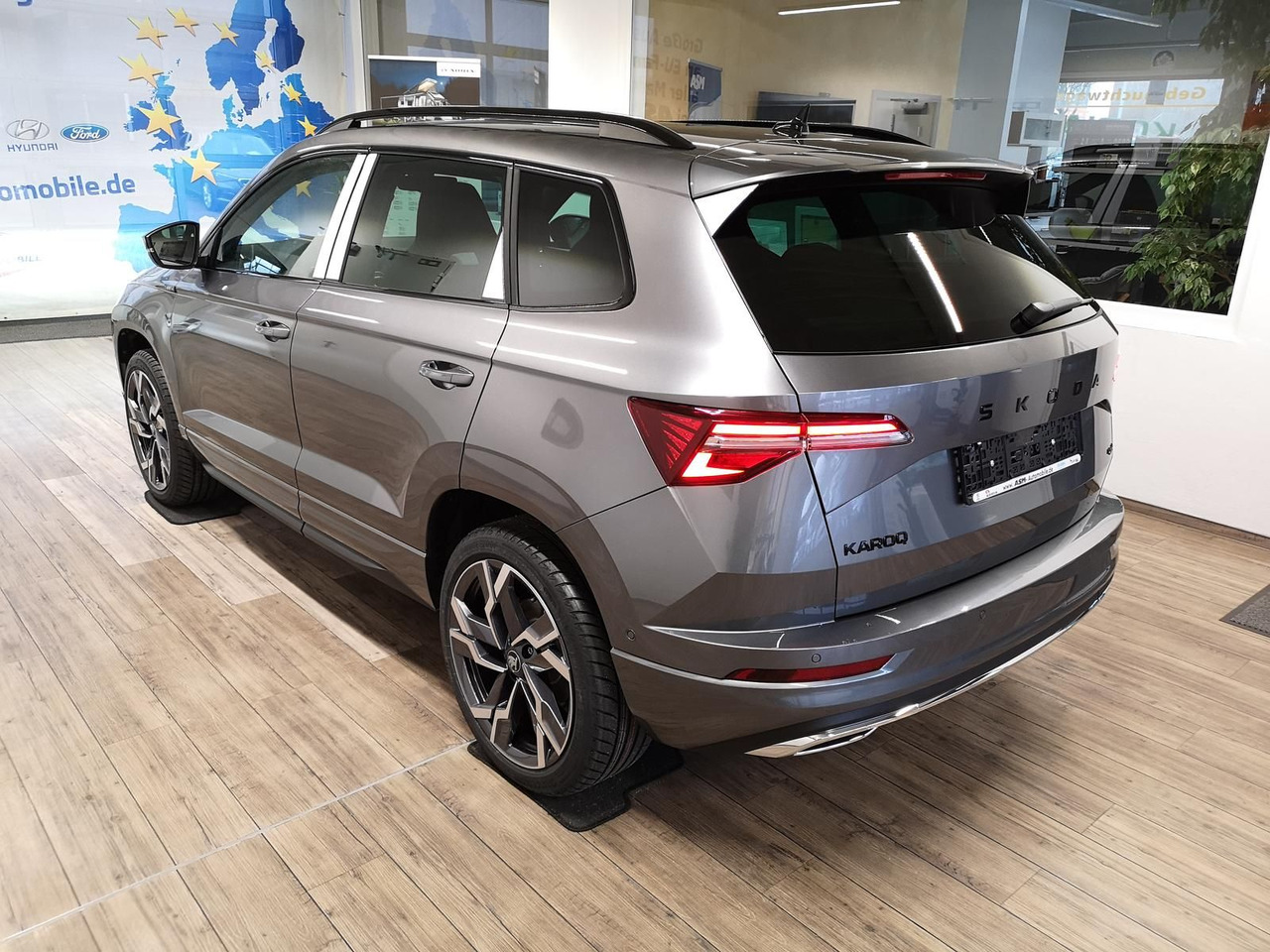 Skoda Karoq Sportline 2,0TDI DSG 4x4*PSD*AHK*360°*NAVI - Mobil SUV: gambar 4 Skoda Karoq Sportline 2,0TDI DSG 4x4*PSD*AHK*360°*NAVI - Mobil SUV: gambar 4