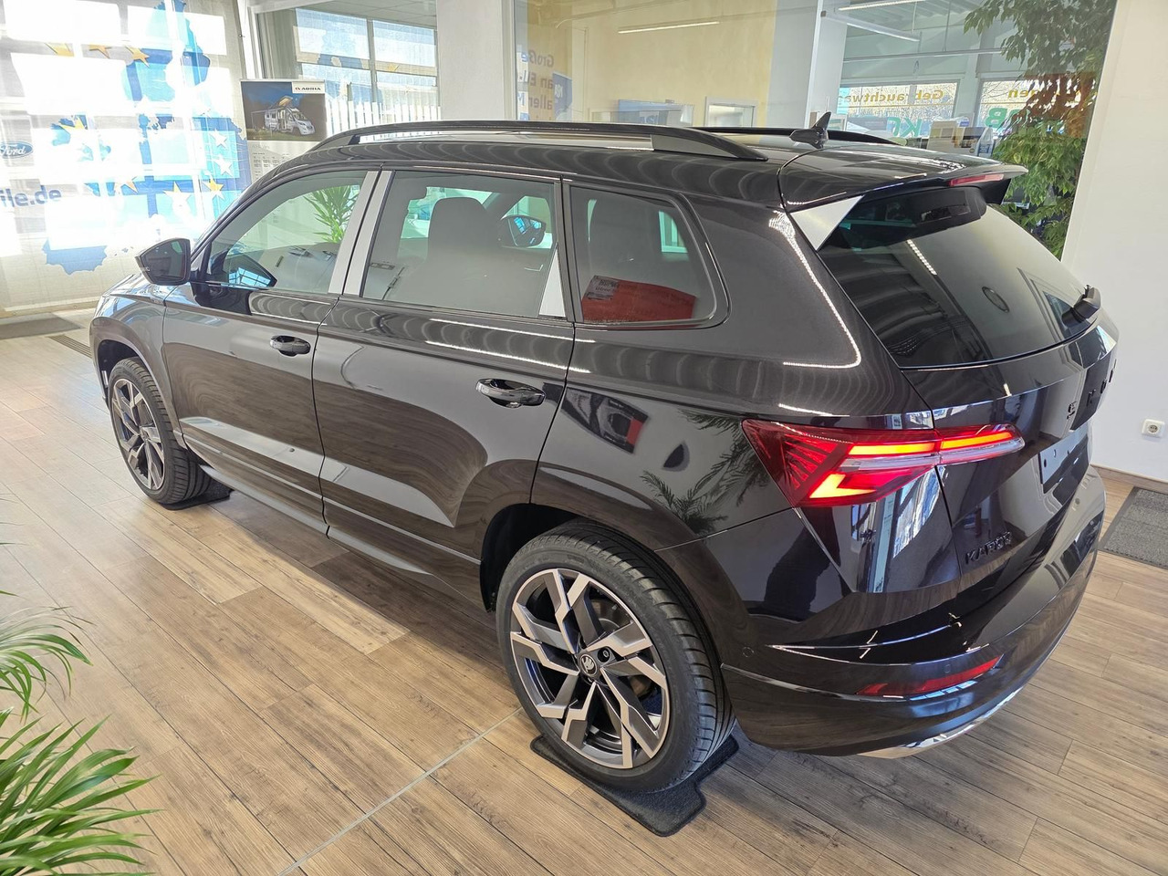 Skoda Karoq Sportline 2,0TDI DSG 4x4*PSD*AHK*360°*NAVI - Mobil SUV: gambar 4 Skoda Karoq Sportline 2,0TDI DSG 4x4*PSD*AHK*360°*NAVI - Mobil SUV: gambar 4