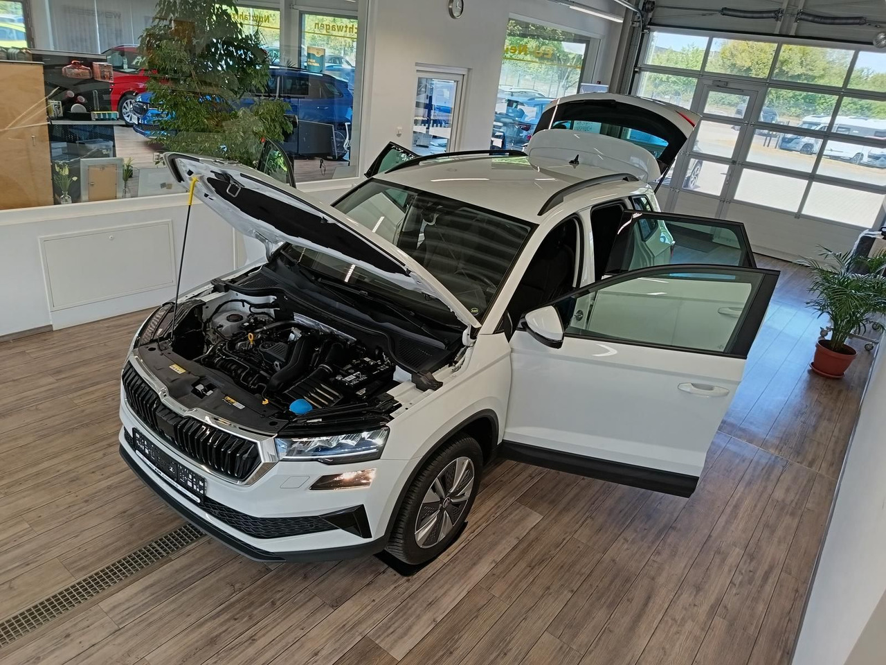 Skoda Karoq Style 1,5 TSI DSG*AHK*NAVI*LED*R-KAM*2xPDC - Mobil SUV: gambar 2 Skoda Karoq Style 1,5 TSI DSG*AHK*NAVI*LED*R-KAM*2xPDC - Mobil SUV: gambar 2