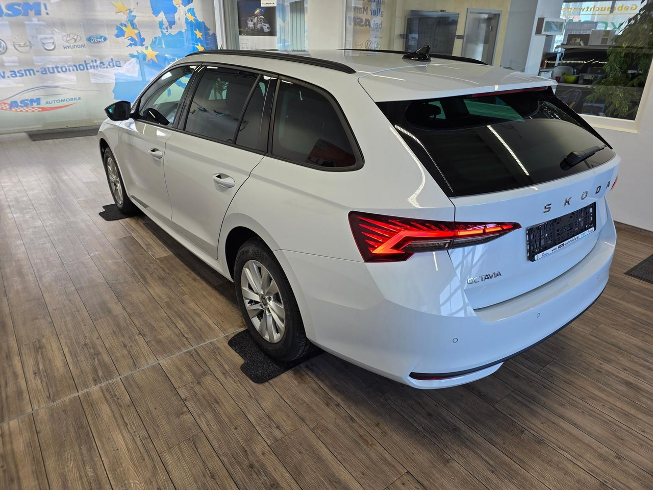 Skoda Octavia Combi Selection DSG*LED*ACC*WINTERPAKET* - Mobil: gambar 4 Skoda Octavia Combi Selection DSG*LED*ACC*WINTERPAKET* - Mobil: gambar 4