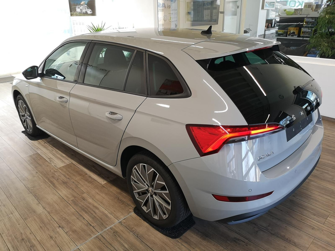 Skoda Scala Ambition 1,0 TSI 81 kW*NAVI*LED*R-KAM*PDC* - Mobil sedan: gambar 4 Skoda Scala Ambition 1,0 TSI 81 kW*NAVI*LED*R-KAM*PDC* - Mobil sedan: gambar 4