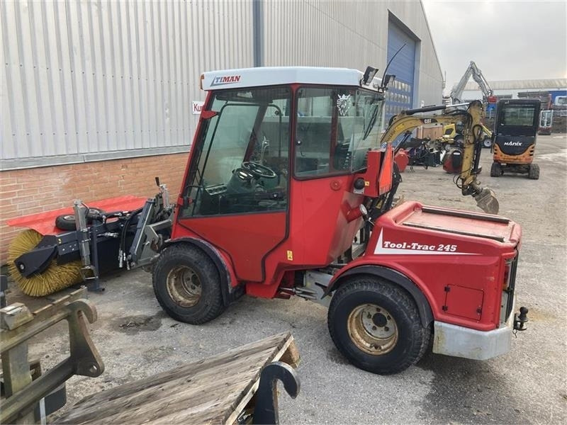 Timan Tool-Trac 245 - Traktor kota: gambar 1 Timan Tool-Trac 245 - Traktor kota: gambar 1