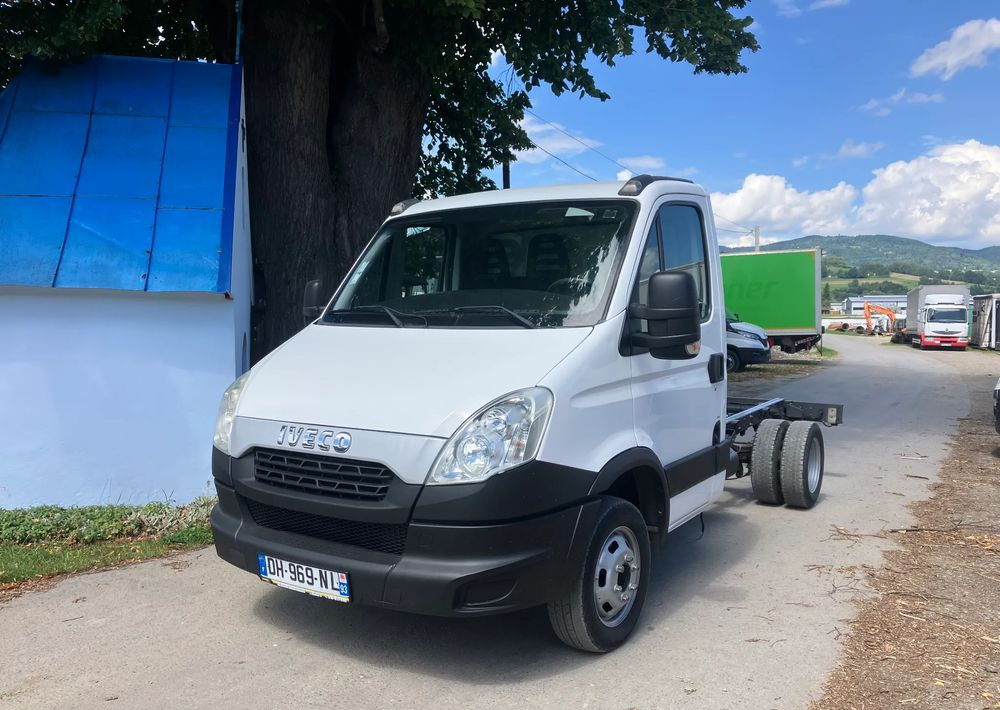 Iveco DAILY 35C13 ramo do zabudowy kiper wywrotka - Truk sasis: gambar 1 Iveco DAILY 35C13 ramo do zabudowy kiper wywrotka - Truk sasis: gambar 1