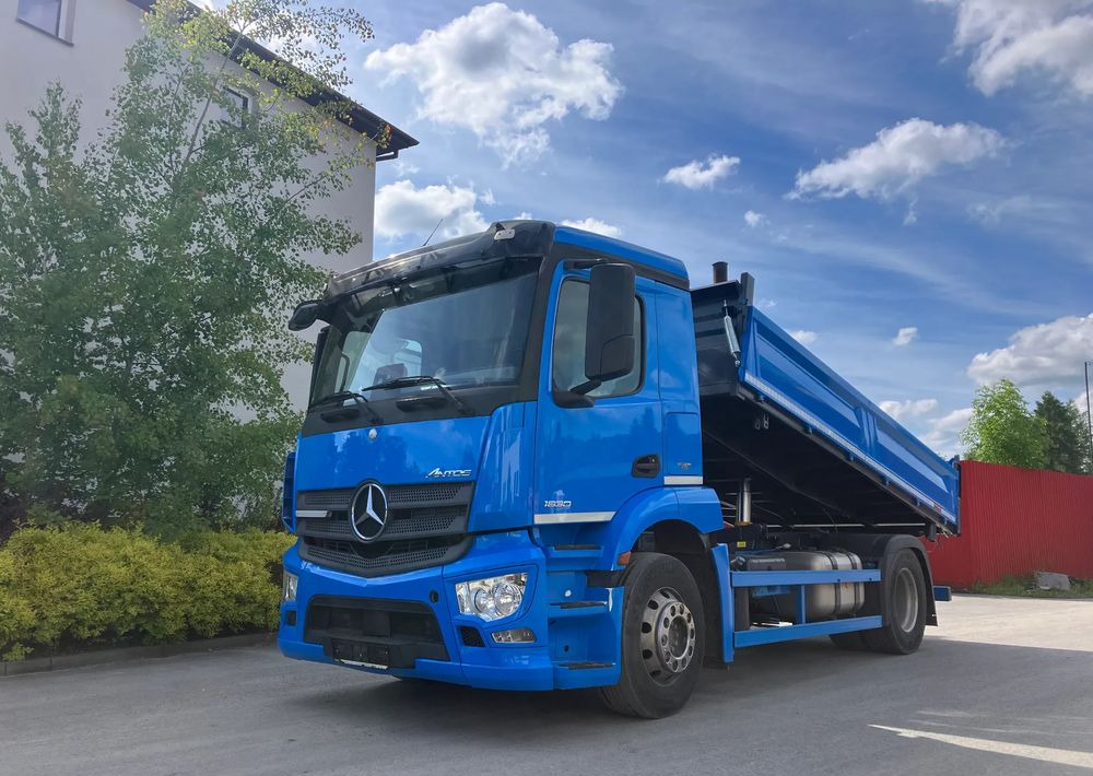 Mercedes-Benz ANTOS 1830 solidny kiper wywrotka blokada mostu - Truk jungkit: gambar 1 Mercedes-Benz ANTOS 1830 solidny kiper wywrotka blokada mostu - Truk jungkit: gambar 1