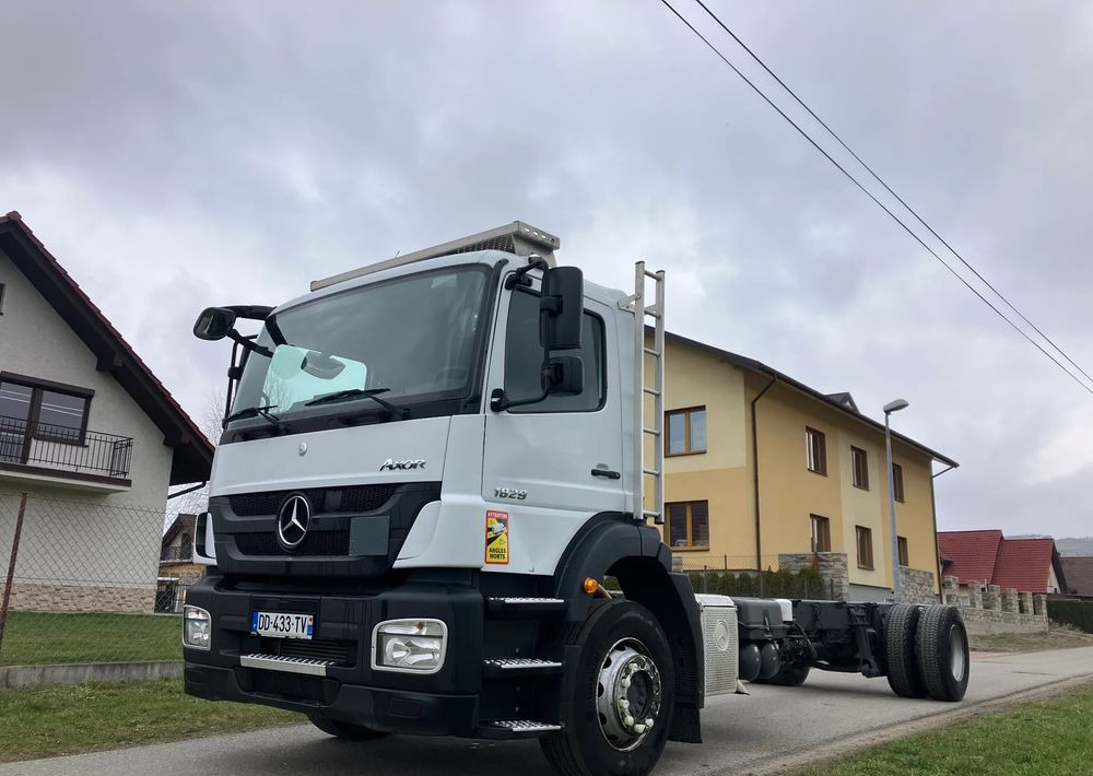 Mercedes-Benz Mercedes Axor 1829 Rama do zabudowy kiper beczka hakowiec laweta - Truk sasis: gambar 2 Mercedes-Benz Mercedes Axor 1829 Rama do zabudowy kiper beczka hakowiec laweta - Truk sasis: gambar 2