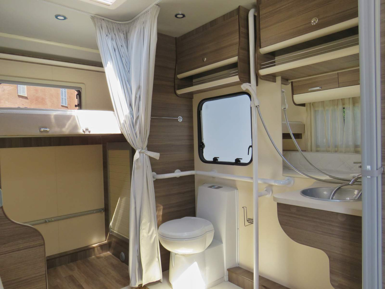 Fiat Ducato RETRACTABLE PLATFORM (300KG CAPACITY) - Camper: gambar 3 Fiat Ducato RETRACTABLE PLATFORM (300KG CAPACITY) - Camper: gambar 3
