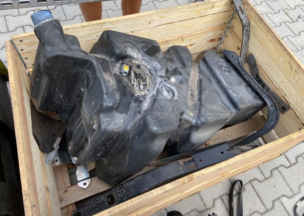 Zbiornik adblue DAF XF 106 euro 6 lift kompletny ad blue - Tangki adBlue untuk Truk: gambar 1 Zbiornik adblue DAF XF 106 euro 6 lift kompletny ad blue - Tangki adBlue untuk Truk: gambar 1