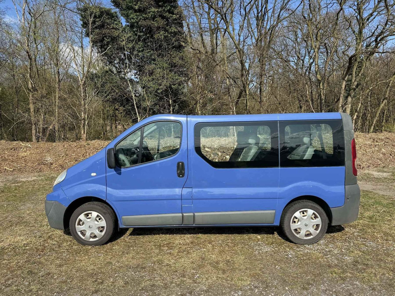 Renault Trafic Combi dCi90 L1H1 9-Sitzer - Van penumpang: gambar 2 Renault Trafic Combi dCi90 L1H1 9-Sitzer - Van penumpang: gambar 2