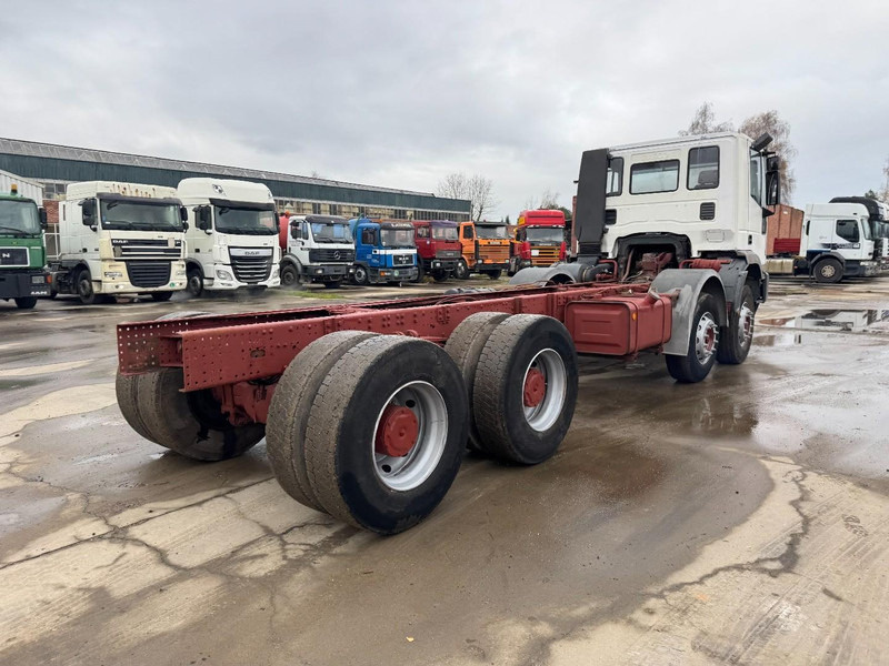 Iveco Eurotrakker 340 E 34 (GRAND PONT / LAMES / POMPE MANUELLE / BOITE MANUELLE / 12 ROUES) - Truk sasis: gambar 5 Iveco Eurotrakker 340 E 34 (GRAND PONT / LAMES / POMPE MANUELLE / BOITE MANUELLE / 12 ROUES) - Truk sasis: gambar 5
