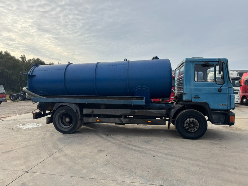 MAN 18.232 (12.000L / STEEL SUSPENSION / 6 CYLINDER WITH MANUAL PUMP) - Truk vakum: gambar 4 MAN 18.232 (12.000L / STEEL SUSPENSION / 6 CYLINDER WITH MANUAL PUMP) - Truk vakum: gambar 4