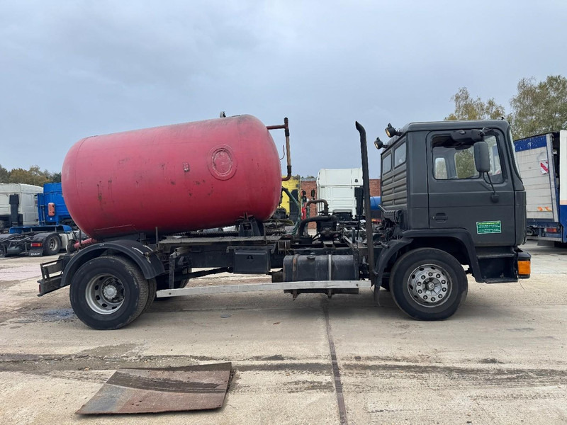 MAN 18.232 (8000 L / 6 CYLINDER WITH MANUAL PUMP / STEEL SUSPENSION) - Truk vakum: gambar 4 MAN 18.232 (8000 L / 6 CYLINDER WITH MANUAL PUMP / STEEL SUSPENSION) - Truk vakum: gambar 4