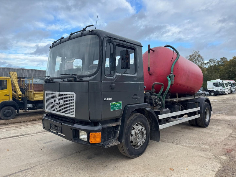 MAN 18.232 (8000 L / 6 CYLINDER WITH MANUAL PUMP / STEEL SUSPENSION) - Truk vakum: gambar 1 MAN 18.232 (8000 L / 6 CYLINDER WITH MANUAL PUMP / STEEL SUSPENSION) - Truk vakum: gambar 1