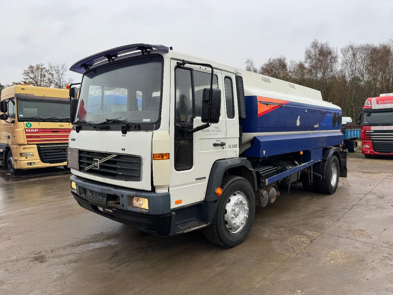 Volvo FL 6 - 220 (11000 L / 2 COMPARTMENTS / 18 TON / MANUAL GEARBOX / PERFECT) - Truk tangki: gambar 1 Volvo FL 6 - 220 (11000 L / 2 COMPARTMENTS / 18 TON / MANUAL GEARBOX / PERFECT) - Truk tangki: gambar 1