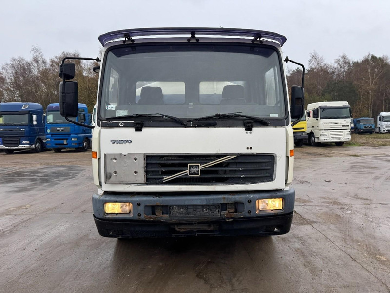 Volvo FL 6 - 220 (11000 L / 2 COMPARTMENTS / 18 TON / MANUAL GEARBOX / PERFECT) - Truk tangki: gambar 2 Volvo FL 6 - 220 (11000 L / 2 COMPARTMENTS / 18 TON / MANUAL GEARBOX / PERFECT) - Truk tangki: gambar 2