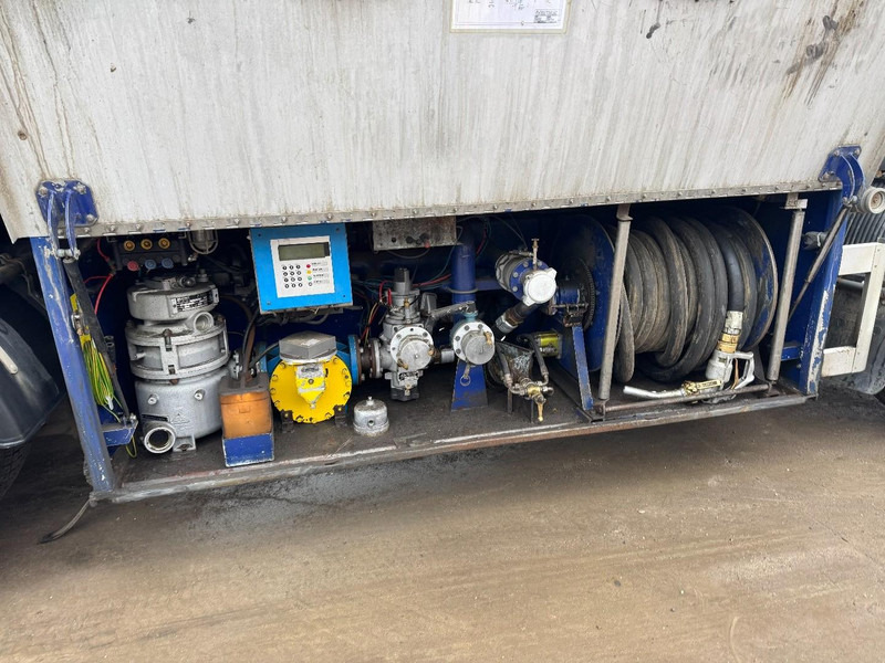 Volvo FL 6 - 220 (11000 L / 2 COMPARTMENTS / 18 TON / MANUAL GEARBOX / PERFECT) - Truk tangki: gambar 5 Volvo FL 6 - 220 (11000 L / 2 COMPARTMENTS / 18 TON / MANUAL GEARBOX / PERFECT) - Truk tangki: gambar 5