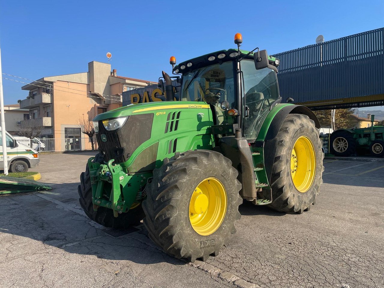 JOHN DEERE 6170 R - Traktor: gambar 1 JOHN DEERE 6170 R - Traktor: gambar 1