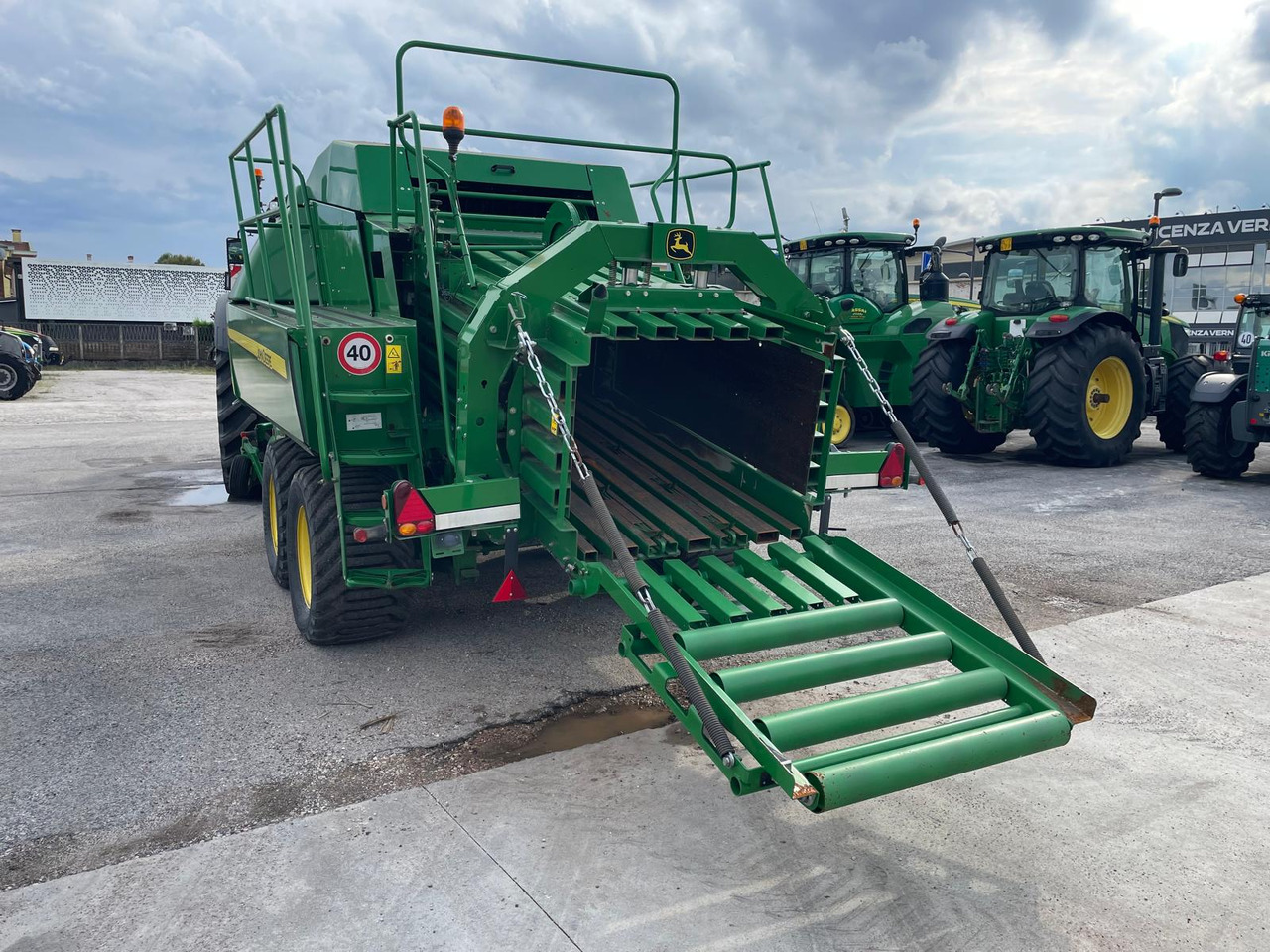 JOHN DEERE PRESSA L1534 - Baler persegi: gambar 3 JOHN DEERE PRESSA L1534 - Baler persegi: gambar 3