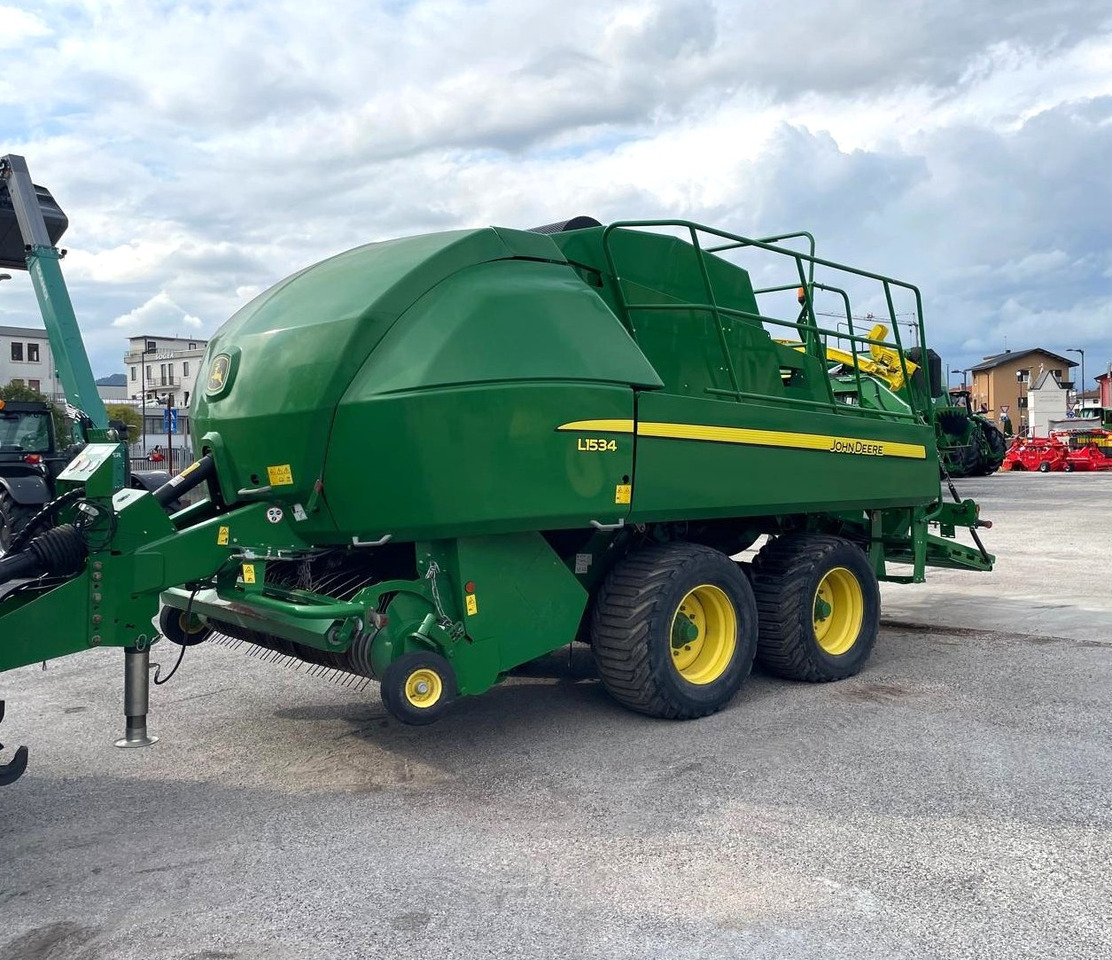 JOHN DEERE PRESSA L1534 - Baler persegi: gambar 1 JOHN DEERE PRESSA L1534 - Baler persegi: gambar 1
