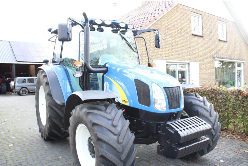New Holland T5050 - Traktor: gambar 1 New Holland T5050 - Traktor: gambar 1