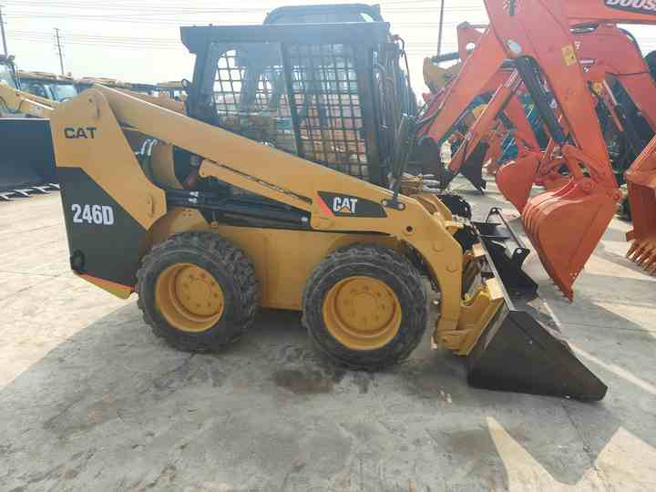 Used Front Loader Tractor CAT 246D Skid Steer Loader / Used Cat 226B 246C 246d Mini Skid Steer Loader in Stock - Skid steer: gambar 2 Used Front Loader Tractor CAT 246D Skid Steer Loader / Used Cat 226B 246C 246d Mini Skid Steer Loader in Stock - Skid steer: gambar 2