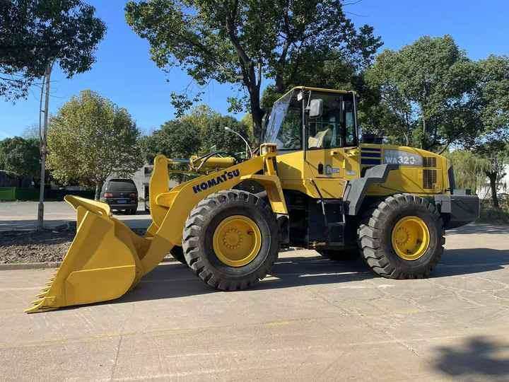 Used Komatsu WA320-5 Wheel Loader for Sale | Reliable Secondhand Construction Equipment with Export Support - Wheel loader: gambar 4 Used Komatsu WA320-5 Wheel Loader for Sale | Reliable Secondhand Construction Equipment with Export Support - Wheel loader: gambar 4