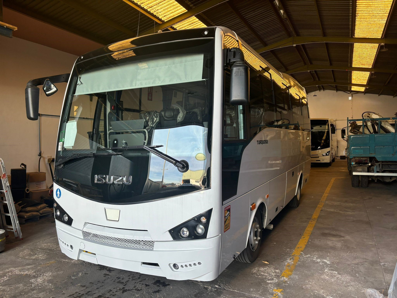 ISUZU TURQUOISE - Bus pariwisata: gambar 2 ISUZU TURQUOISE - Bus pariwisata: gambar 2
