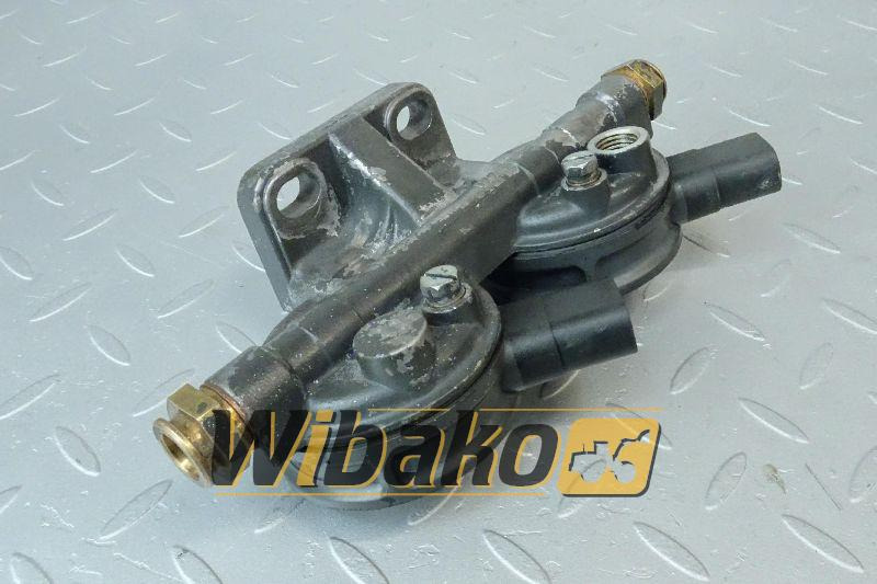 Fuel filter bracket Iveco 98409998 - Filter bahan bakar untuk Peralatan konstruksi: gambar 1 Fuel filter bracket Iveco 98409998 - Filter bahan bakar untuk Peralatan konstruksi: gambar 1