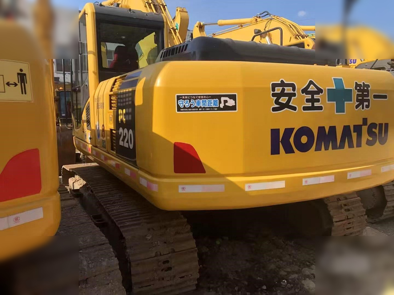 KOMATSU PC220-8 - Ekskavator perayap: gambar 1 KOMATSU PC220-8 - Ekskavator perayap: gambar 1