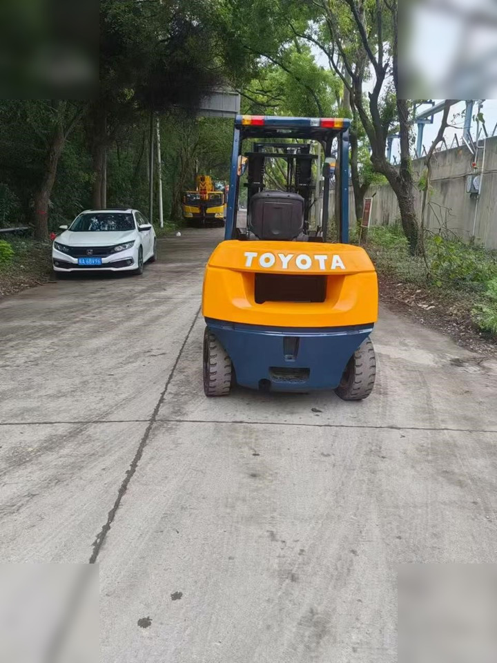TOYOTA 8FGU30 - Forklift: gambar 2 TOYOTA 8FGU30 - Forklift: gambar 2