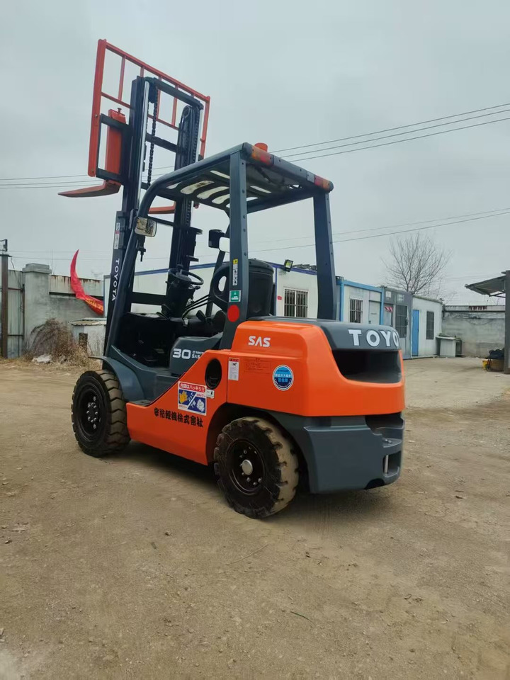 Toyata 3-ton - Lift tiang vertikal: gambar 2 Toyata 3-ton - Lift tiang vertikal: gambar 2