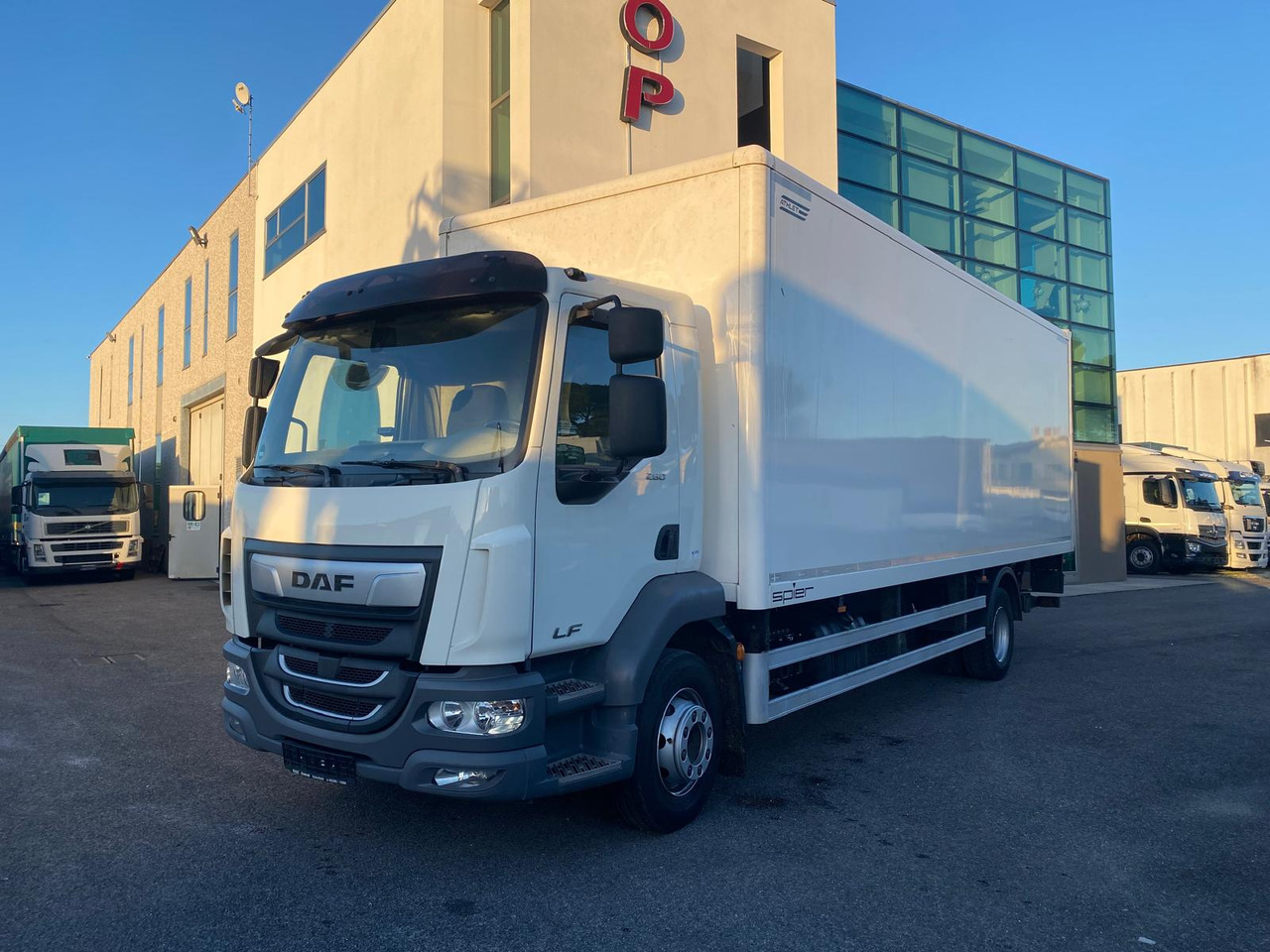 DAF LF 260 FA - Truk box: gambar 1 DAF LF 260 FA - Truk box: gambar 1