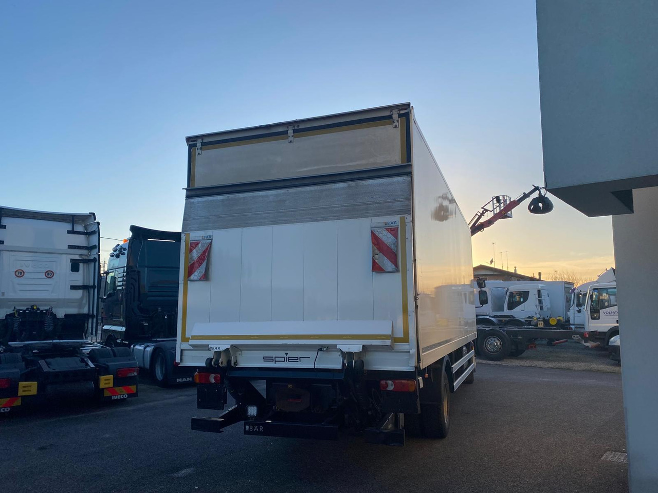 DAF LF 260 FA - Truk box: gambar 5 DAF LF 260 FA - Truk box: gambar 5
