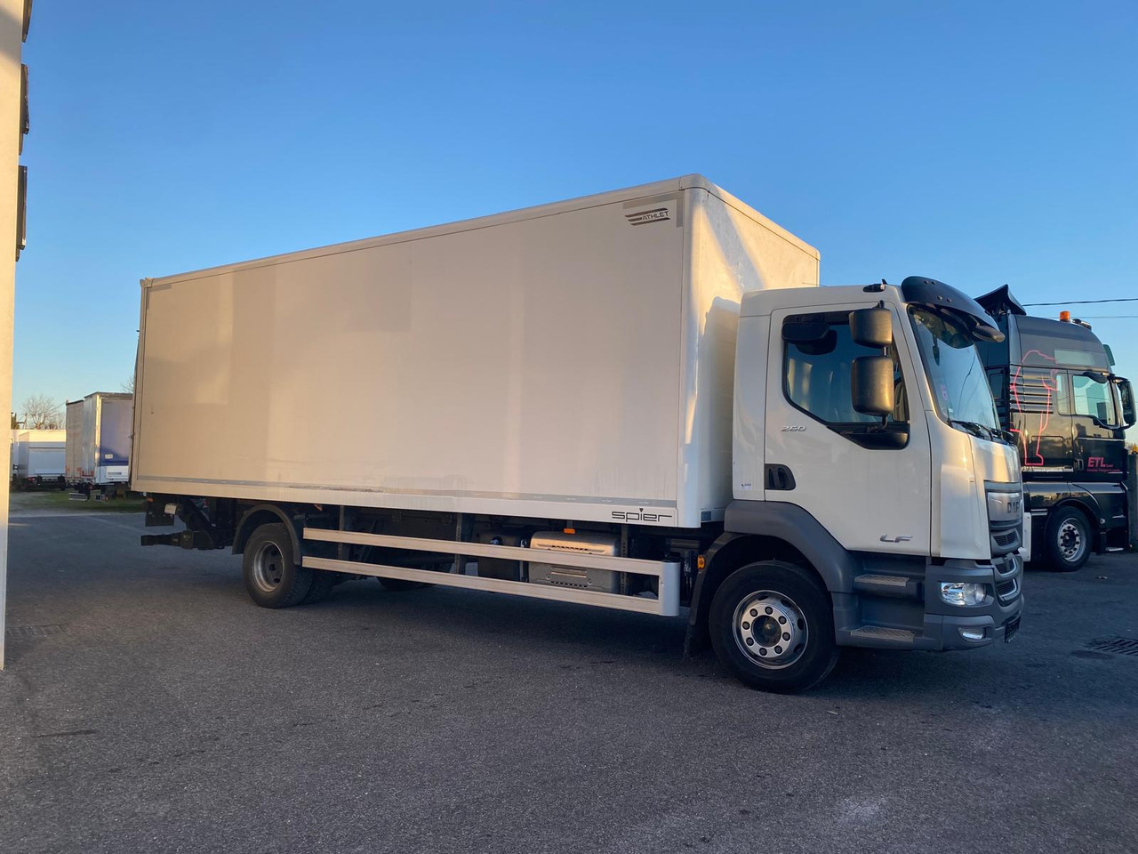 DAF LF 260 FA - Truk box: gambar 2 DAF LF 260 FA - Truk box: gambar 2