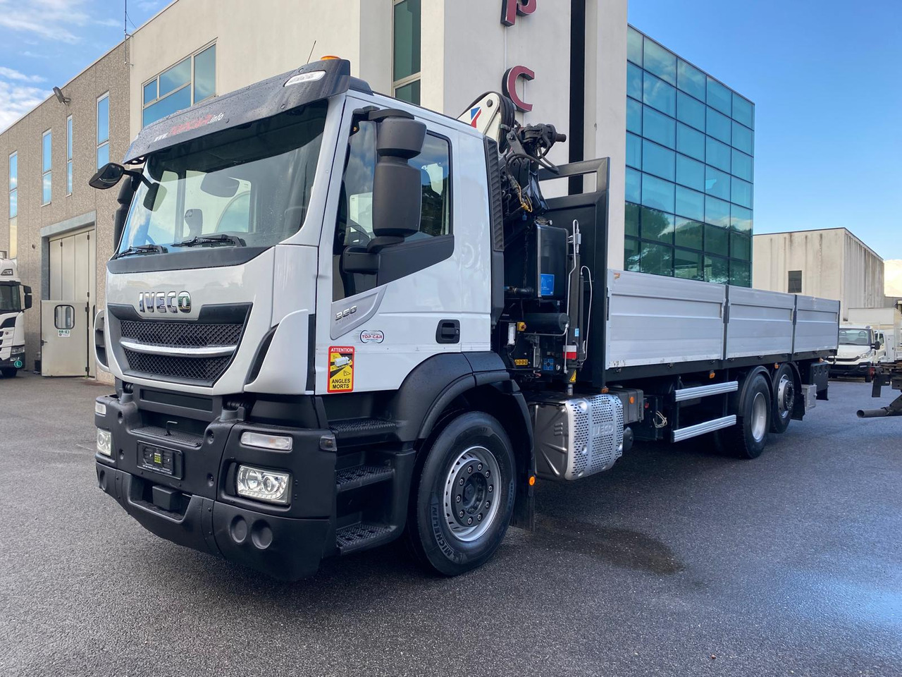 IVECO AD260S36 - Truk flatbed: gambar 2 IVECO AD260S36 - Truk flatbed: gambar 2