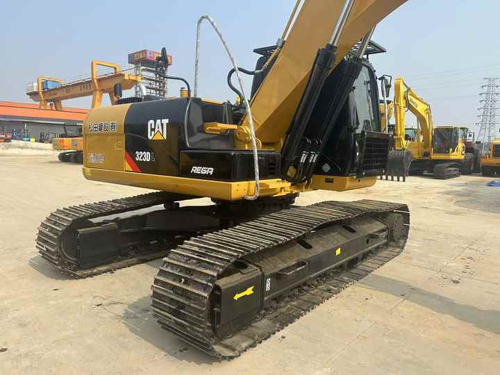 Certified Pre-Owned CAT 323DL | Heavy-Duty Excavator for Mining/ Construction - Price Negotiable! - Ekskavator perayap: gambar 3 Certified Pre-Owned CAT 323DL | Heavy-Duty Excavator for Mining/ Construction - Price Negotiable! - Ekskavator perayap: gambar 3