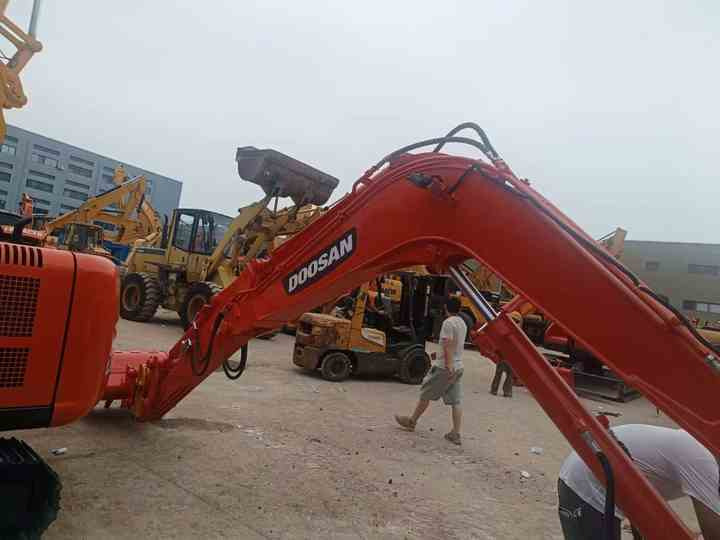 Used Mini Excavator DX55-9C Doosan Excavator 5 Tonnes High Performance Low Price for Sale Dh55 Dh60 Dx55 Dx60 in Stock - Ekskavator mini: gambar 3 Used Mini Excavator DX55-9C Doosan Excavator 5 Tonnes High Performance Low Price for Sale Dh55 Dh60 Dx55 Dx60 in Stock - Ekskavator mini: gambar 3