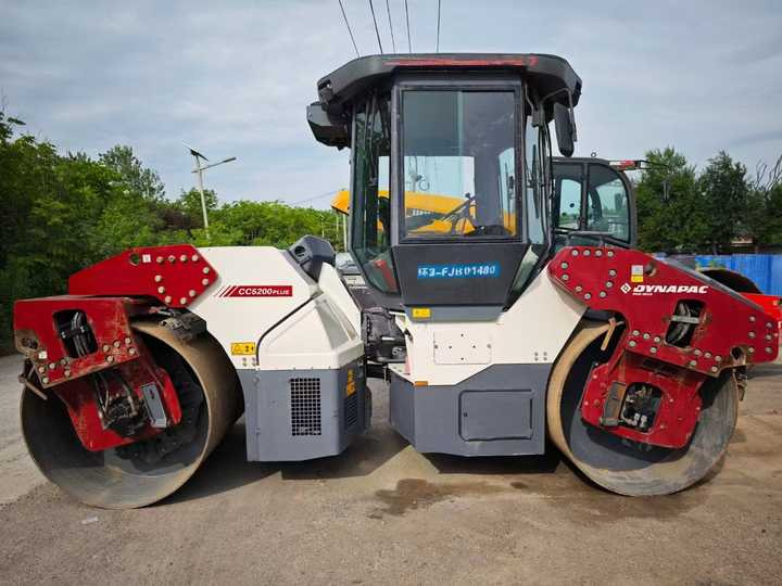Used Original Dynapac CC5200 Double Drum Vibratory Roller Dynapac 5200 15 Tons Compactor Roller Road Machinery on Sale - Roller jalan: gambar 4 Used Original Dynapac CC5200 Double Drum Vibratory Roller Dynapac 5200 15 Tons Compactor Roller Road Machinery on Sale - Roller jalan: gambar 4