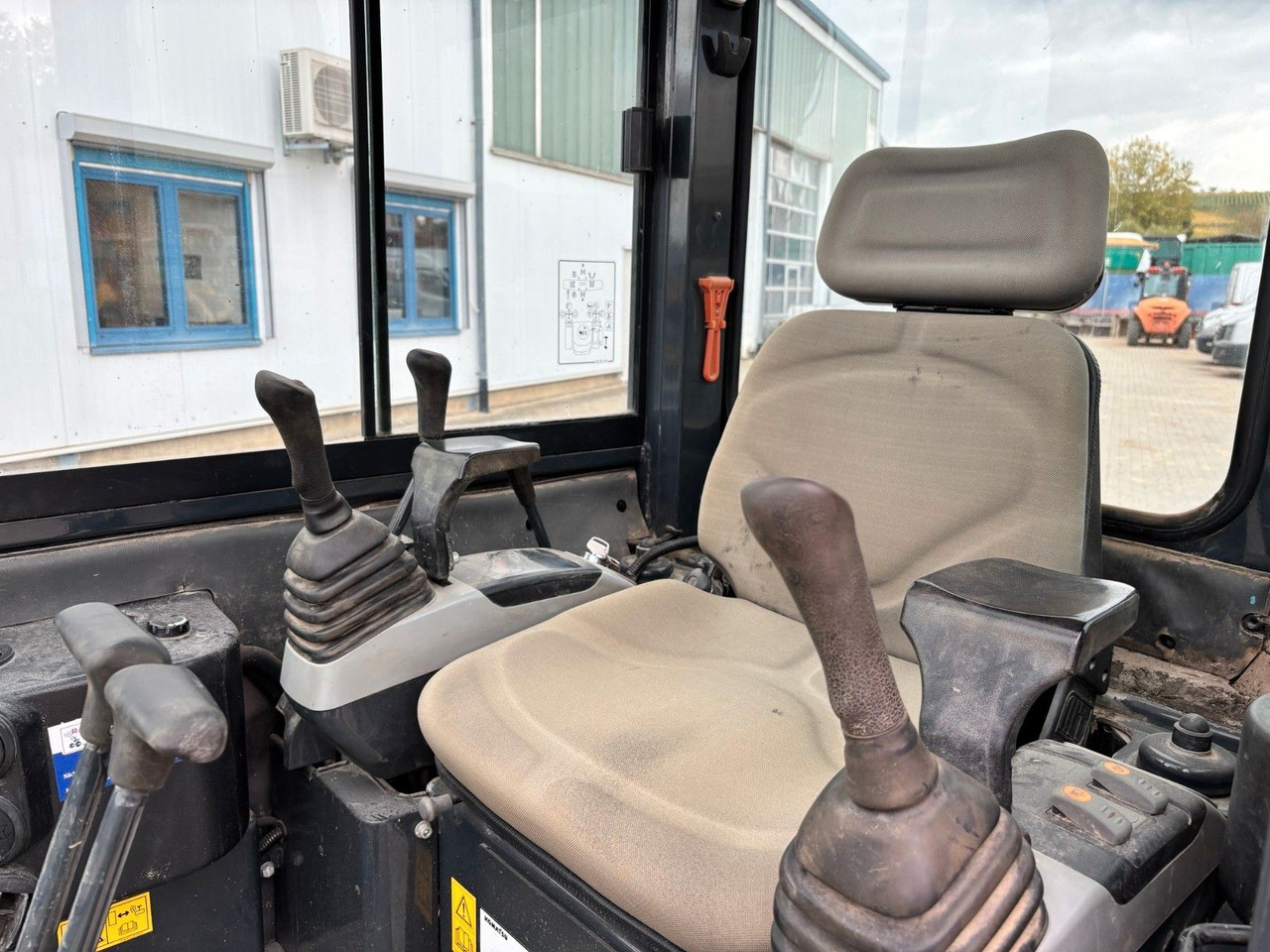 Komatsu PC26MR-3 - Ekskavator mini: gambar 4 Komatsu PC26MR-3 - Ekskavator mini: gambar 4