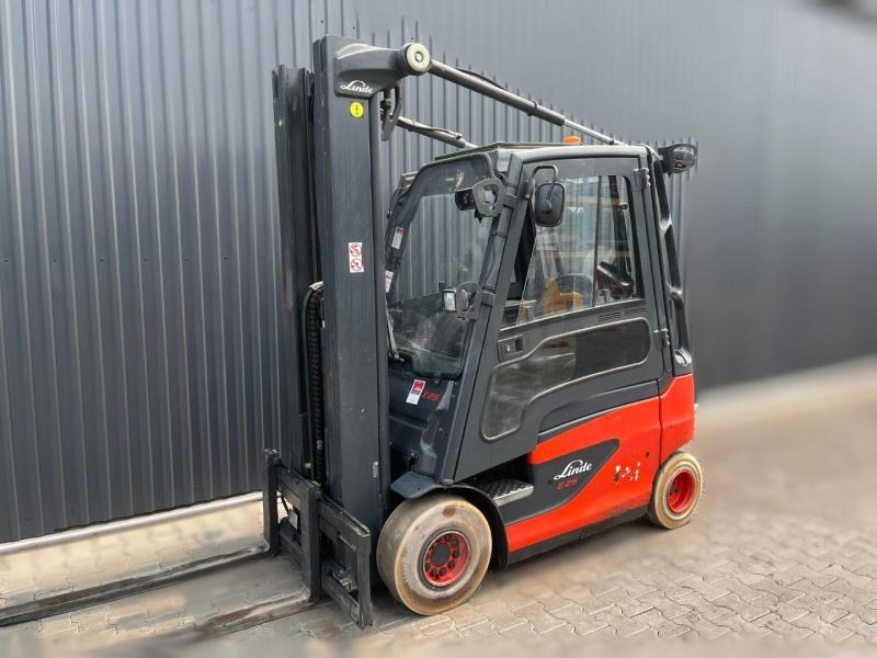 Fenwick E25-01 - Forklift listrik: gambar 1 Fenwick E25-01 - Forklift listrik: gambar 1