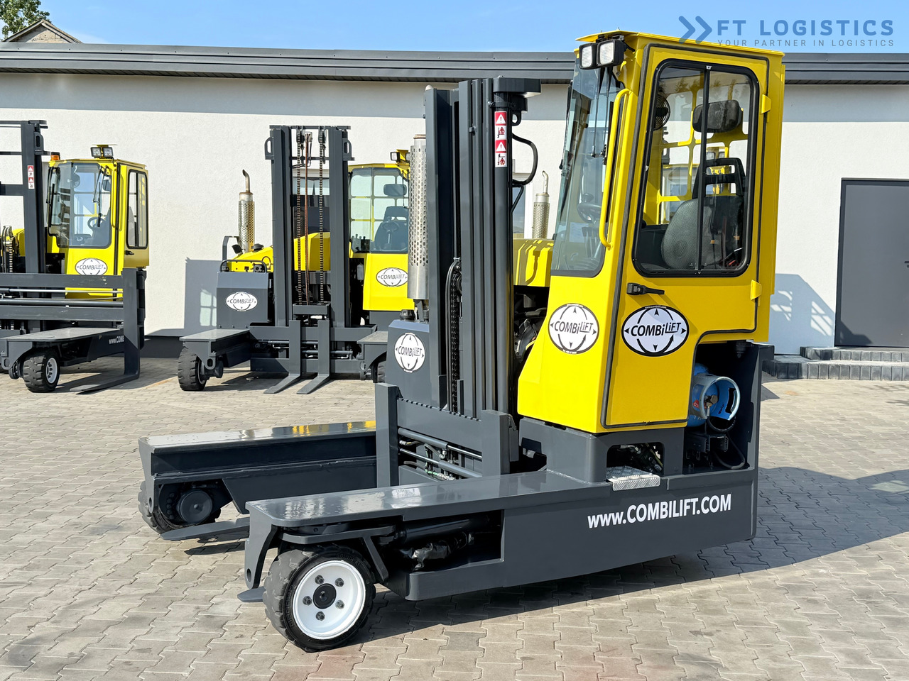 COMBILIFT C3000 / GAS / TRIPLEX - 4900MM / ONLY 1537 HOURS / FORK POSITIONER / CABIN / LIKE NEW - Loader empat arah: gambar 2 COMBILIFT C3000 / GAS / TRIPLEX - 4900MM / ONLY 1537 HOURS / FORK POSITIONER / CABIN / LIKE NEW - Loader empat arah: gambar 2