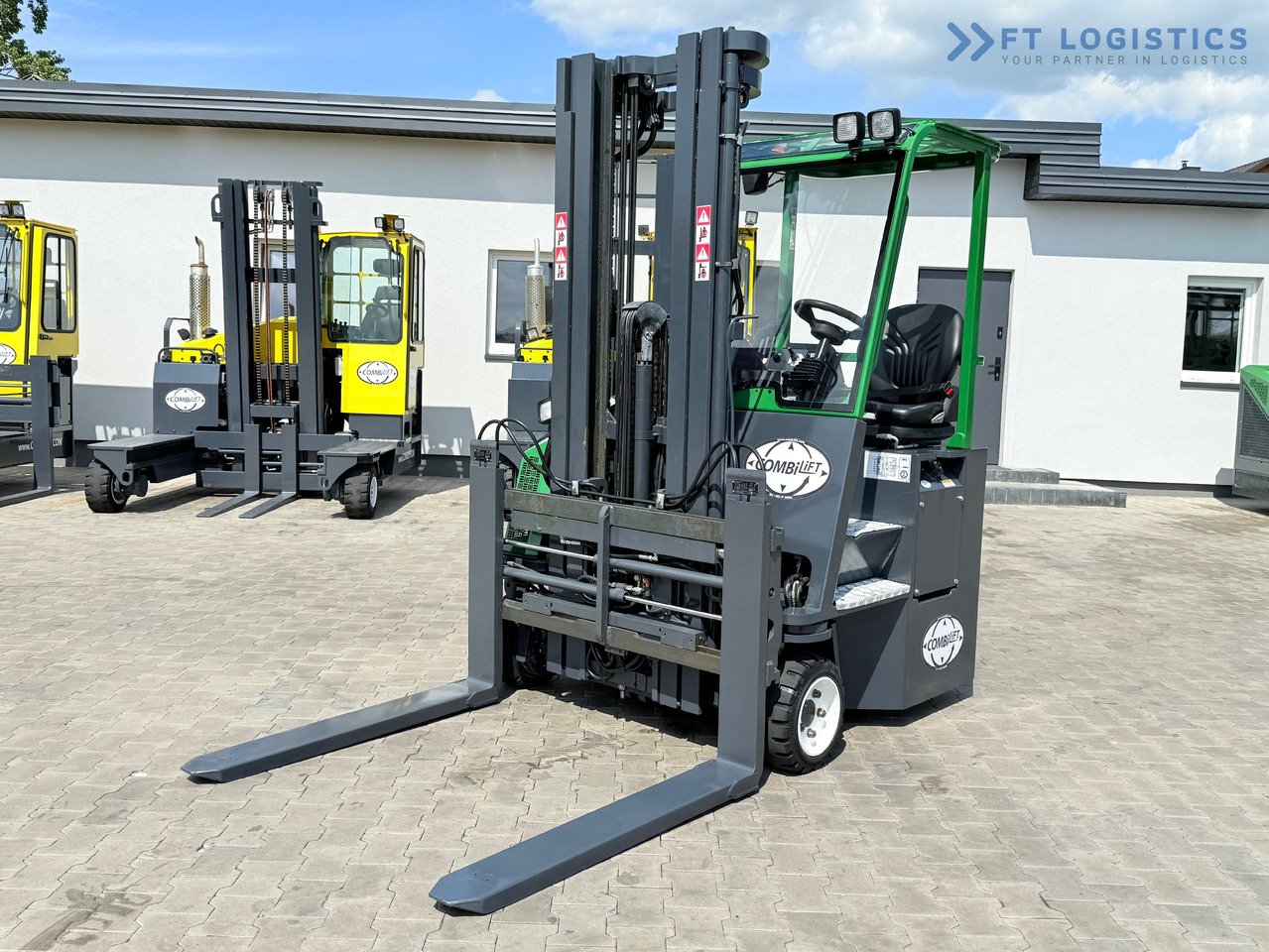 COMBILIFT CB2500 / DIESEL / EXTENDABLE FORKS / TRIPLEX / 5500MM / FREE LIFT / SIDE SHIFT / FORK POSITIONER / LIKE NEW - Loader empat arah: gambar 2 COMBILIFT CB2500 / DIESEL / EXTENDABLE FORKS / TRIPLEX / 5500MM / FREE LIFT / SIDE SHIFT / FORK POSITIONER / LIKE NEW - Loader empat arah: gambar 2