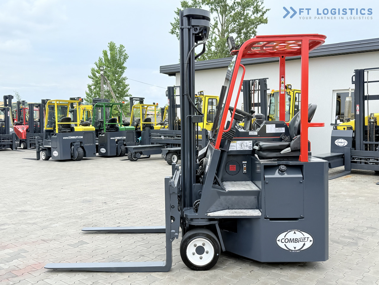 COMBILIFT Combilift C3000CB – TRIPLEX 6000mm – Year 2016 / Only 2,161 hours / Free Lift / Fork Positioner / Diesel - Loader empat arah: gambar 2 COMBILIFT Combilift C3000CB – TRIPLEX 6000mm – Year 2016 / Only 2,161 hours / Free Lift / Fork Positioner / Diesel - Loader empat arah: gambar 2