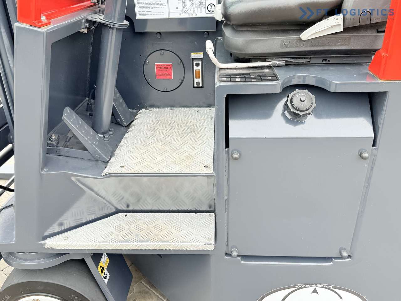COMBILIFT Combilift C3000CB – TRIPLEX 6000mm – Year 2016 / Only 2,161 hours / Free Lift / Fork Positioner / Diesel - Loader empat arah: gambar 3 COMBILIFT Combilift C3000CB – TRIPLEX 6000mm – Year 2016 / Only 2,161 hours / Free Lift / Fork Positioner / Diesel - Loader empat arah: gambar 3