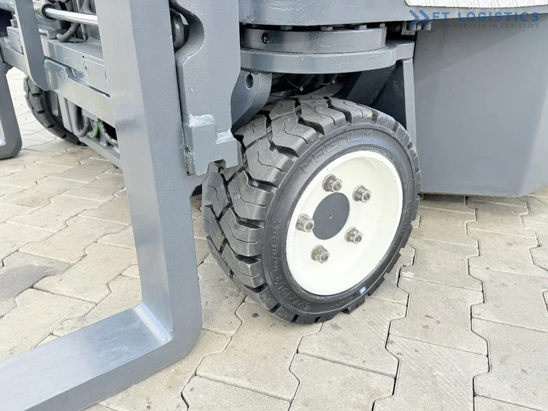 Combilift C3000CB / GAS / TRIPLEX 4900MM / FREE LIFT / FORK POSITIONER / SIDE SHIFT / EXCELLENT CONDITION / Wide range of four-way and sid - Loader empat arah: gambar 4 Combilift C3000CB / GAS / TRIPLEX 4900MM / FREE LIFT / FORK POSITIONER / SIDE SHIFT / EXCELLENT CONDITION / Wide range of four-way and sid - Loader empat arah: gambar 4