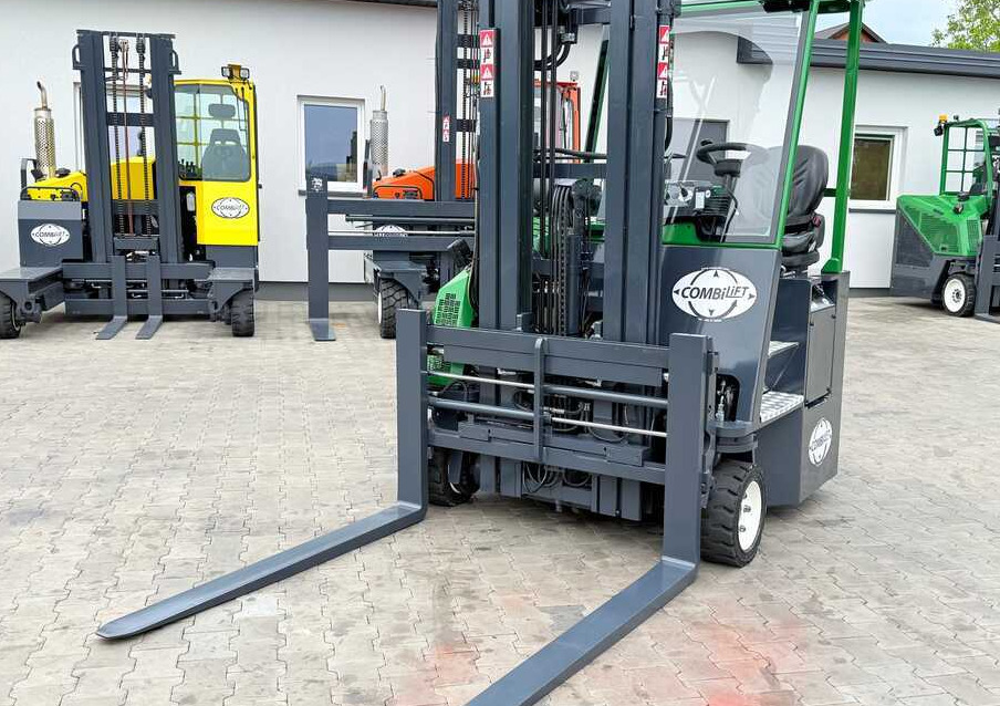 Combilift CB3000 / DIESEL / TRIPLEX 4900MM / FREE LIFT / SIDESHIFT / FORK POSITIONER / 1500MM FORKS / LIKE NEW - Loader empat arah: gambar 3 Combilift CB3000 / DIESEL / TRIPLEX 4900MM / FREE LIFT / SIDESHIFT / FORK POSITIONER / 1500MM FORKS / LIKE NEW - Loader empat arah: gambar 3